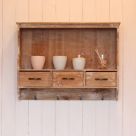 Nástenná skrinka v chalupárskom štýle 67x16x51cm