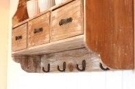 Nástenná skrinka v chalupárskom štýle 67x16x51cm