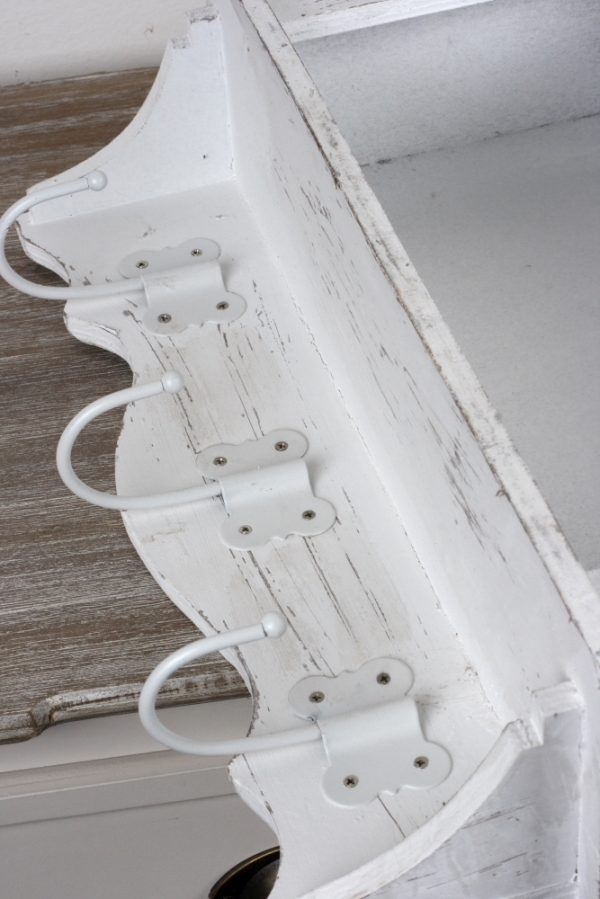 Nástenná vintage skrinka s policami a háčiky 67x45x13cm 