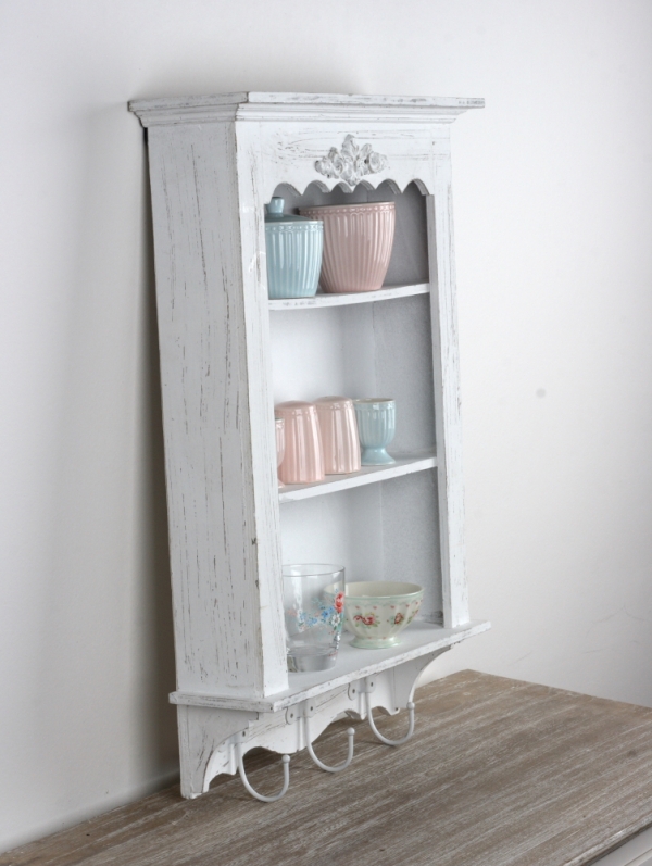 Nástenná vintage skrinka s policami a háčiky 67x45x13cm 