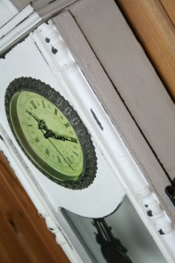 Nástenné drevené hodiny - bielej pendlovky 59cm