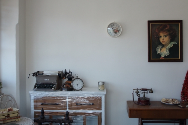 Nástenné hodiny biele s ruží kov 22cm