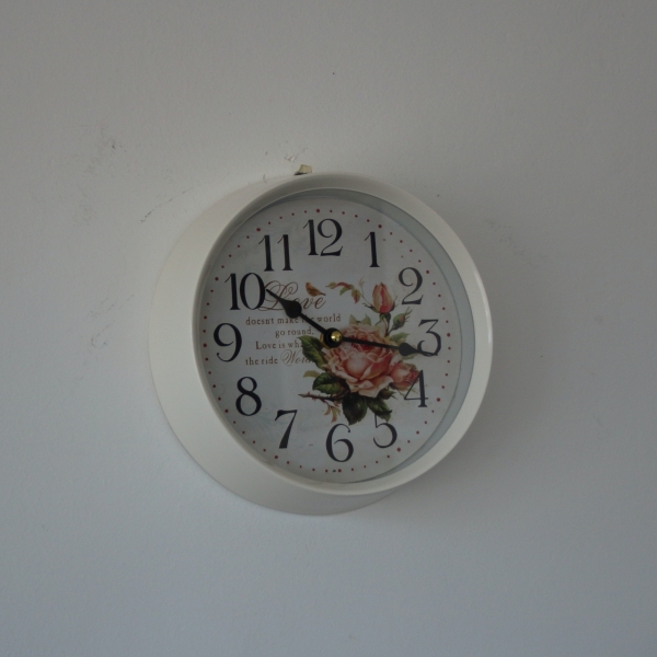 Nástenné hodiny biele s ruží kov 22cm