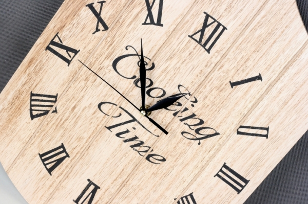 Nástenné hodiny do kuchyne doštička 57x30cm