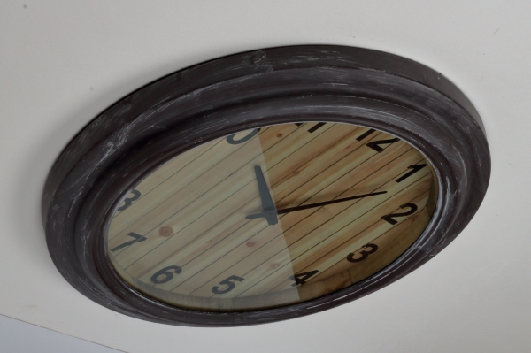 Nástenné hodiny s dreveným ciferníkom