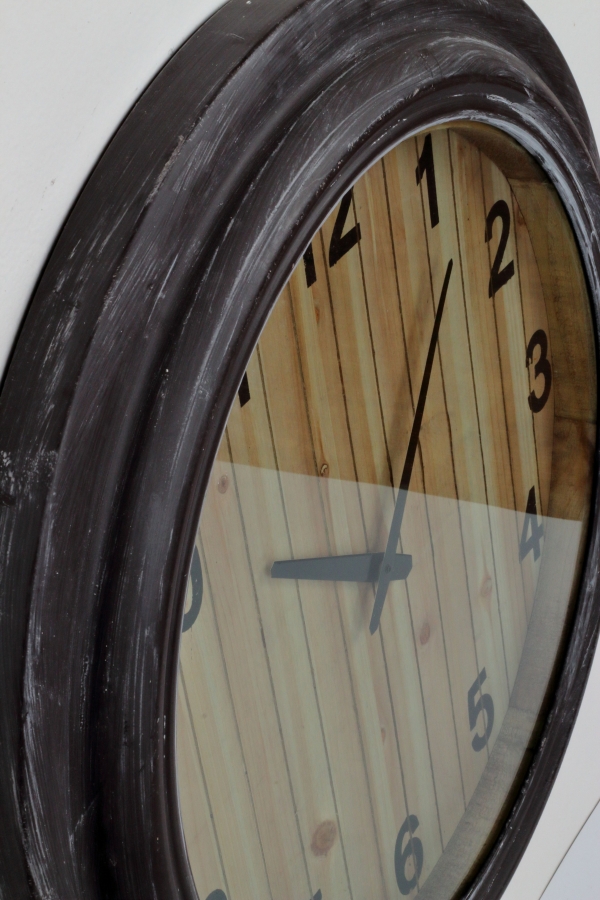 Nástenné hodiny s dreveným ciferníkom