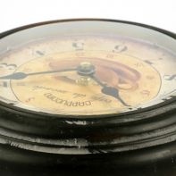 Nástenné hodiny kovové - poškodenie - nepatrných odrenín laku