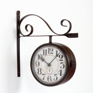 Nástenné hodiny obojstranné kovové 25,5x30cm, priemer 16cm