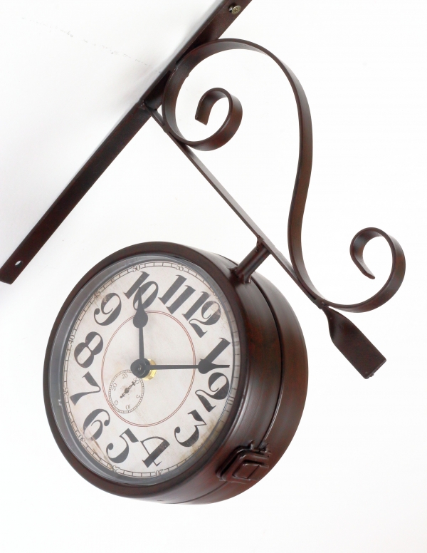 Nástenné hodiny obojstranné kovové 25,5x30cm, priemer 16cm