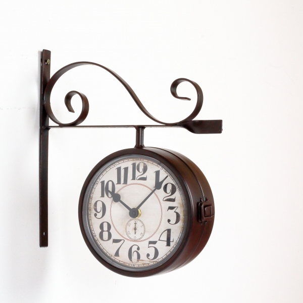 Nástenné hodiny obojstranné kovové 25,5x30cm, priemer 16cm