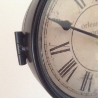 Nástenné hodiny Orleans Clock - poškriabané sklo a vymenený strojček