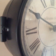 Nástenné hodiny Orleans Clock - poškriabané sklo a vymenený strojček