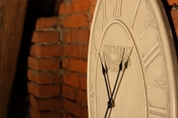 Nástenné hodiny oválne Kensington biele 63cm