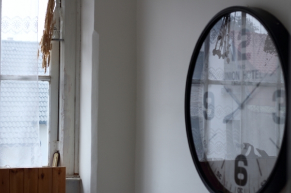 Nástenné hodiny plechové biele 90cm