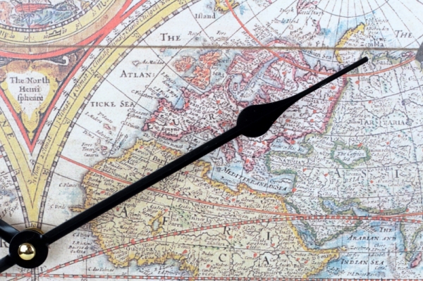 Nástenné kyvadlové hodiny mapa sveta 58cm