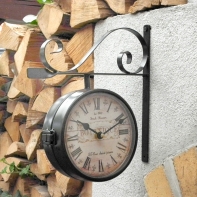 Nástenné obojstranné hodiny - nefunkčné strojček na jednej strane