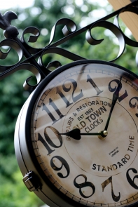 Nástenné obojstranné hodiny s veľkým ciferníkom 23cm