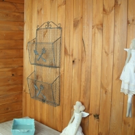 Nástenný drôtený organizér s 2 vreckami – 70 cm