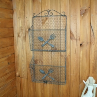 Nástenný drôtený organizér s 2 vreckami – 70 cm