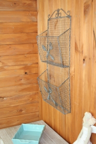 Nástenný drôtený organizér s 2 vreckami – 70 cm