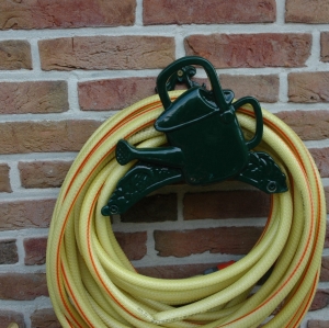 Nástenný držiak na hadicu konvička