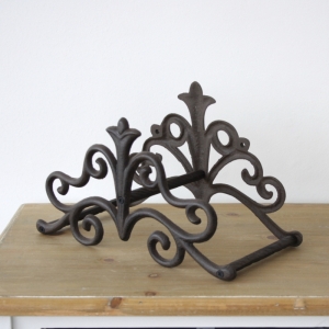 Nástenný držiak na záhradnú hadicu ornament