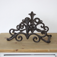 Nástenný držiak na záhradnú hadicu ornament