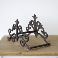 Nástenný držiak na záhradnú hadicu ornament