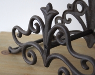 Nástenný držiak na záhradnú hadicu ornament