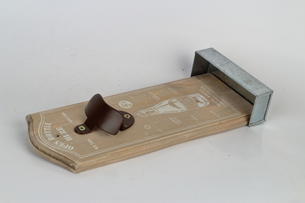 Nástenný otvárač fliaš OPEN BOTTLE HERE 30cm