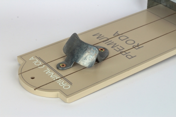 Nástenný otvárač fliaš so zásobníkom na zátky Original cola svetlý 12x4,5x30cm 