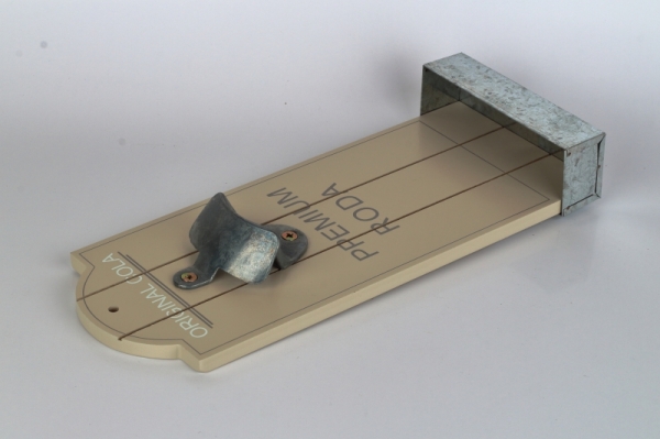 Nástenný otvárač fliaš so zásobníkom na zátky Original cola svetlý 12x4,5x30cm 