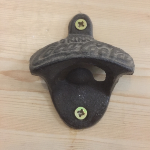 Nástěnný otvírák na lahve litina 7x6cm