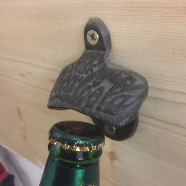 Nástěnný otvírák na lahve litina 7x6cm