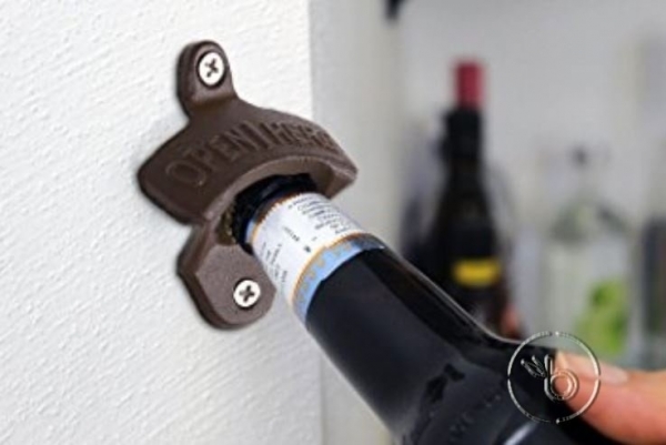 Nástěnný otvírák na lahve litina 7x6cm