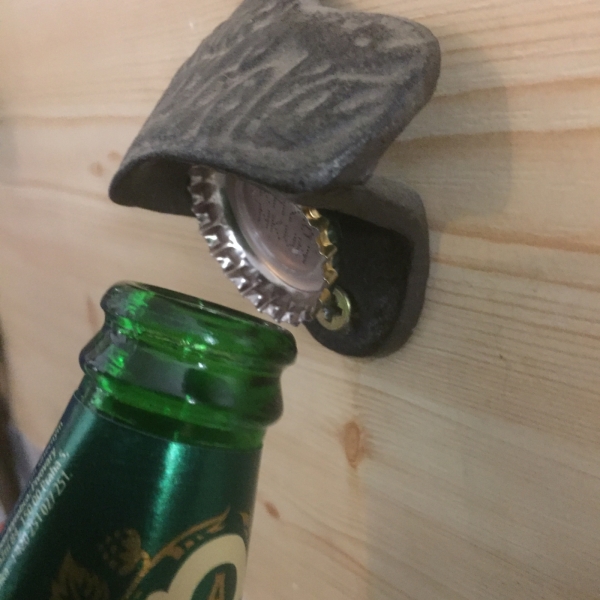 Nástenný otvárač na pivo liatina