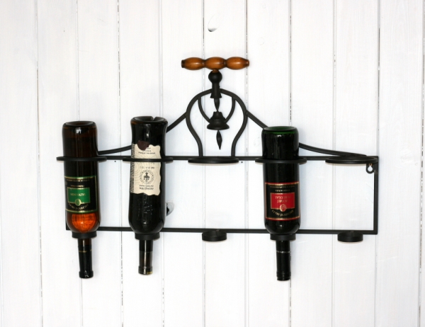 Nástenný stojan na víno s vývrtkou 66x12x36cm