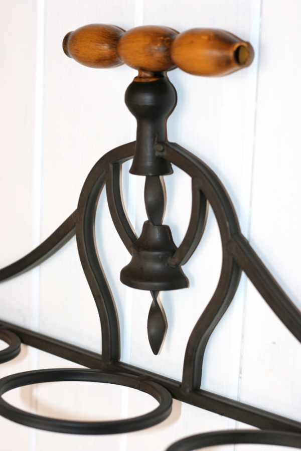 Nástenný stojan na víno s vývrtkou 66x12x36cm