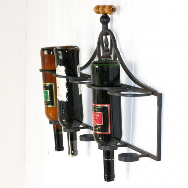 Nástenný stojan na víno s vývrtkou 66x12x36cm