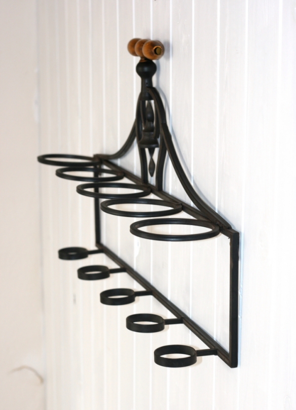 Nástenný stojan na víno s vývrtkou 66x12x36cm