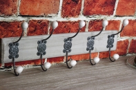 Nástenný vešiak drevený 5 háčikov 58cm