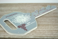 Nástenný vešiak na kľúče v tvare kľúča