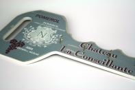 Nástenný vešiak na kľúče v tvare kľúča