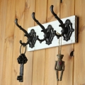 Nástenný vešiak s liatinovými háčikmi 32cm