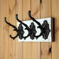 Nástenný vešiak s liatinovými háčikmi 32cm