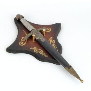 Nástenný záves na meč 25 x 29 cm drevený