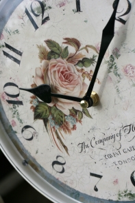 Obojstranné hodiny kovové biele 25cm