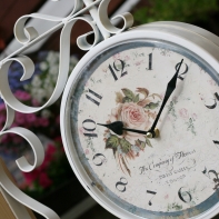 Obojstranné hodiny kovové biele 25cm