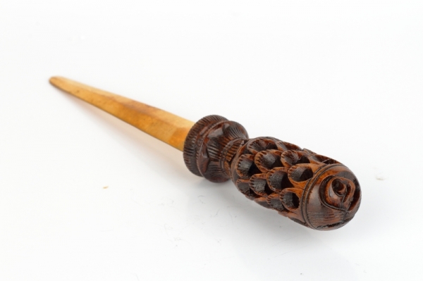 Otvárač na listy s ručne vyrezávanou rukoväťou