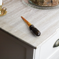 Otvárač na listy s ručne vyrezávanou rukoväťou